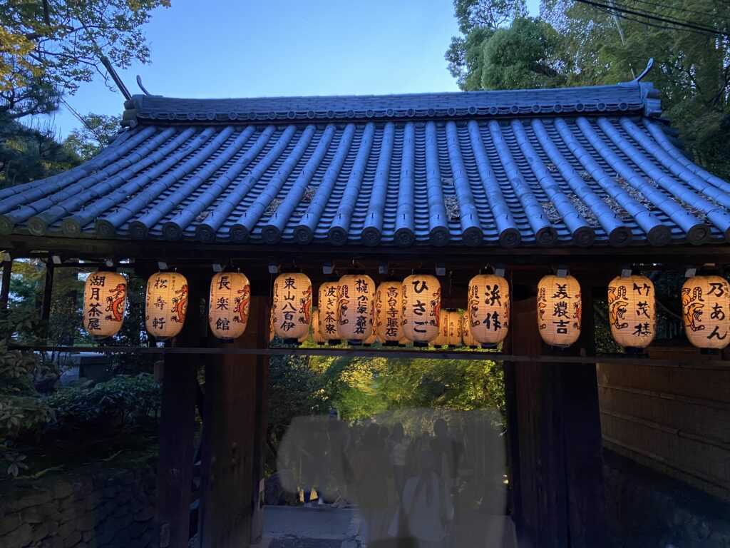 高台寺の夜間拝観でライトアップされた門と提灯