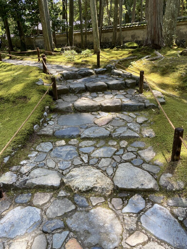 苔寺（西芳寺）の苔と石畳