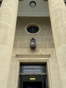 大原美術館 本館の外観 ランプと丸い窓