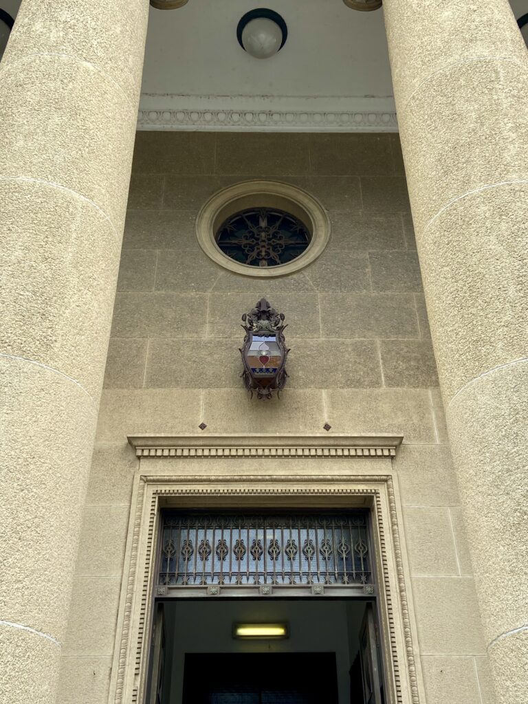 大原美術館　本館の外観　ランプと丸い窓